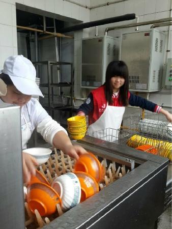 追随一种精神，奉献一片爱心——记开云手机登录入口青年志愿者协会雷锋月活动